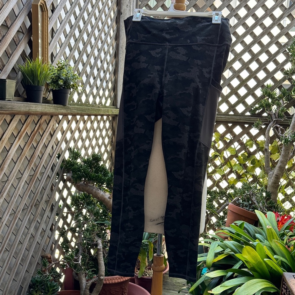 Fabletics leggings. Women’s large. Fatigue print. Pockets 
Bl, Grey & Gr.  EUC